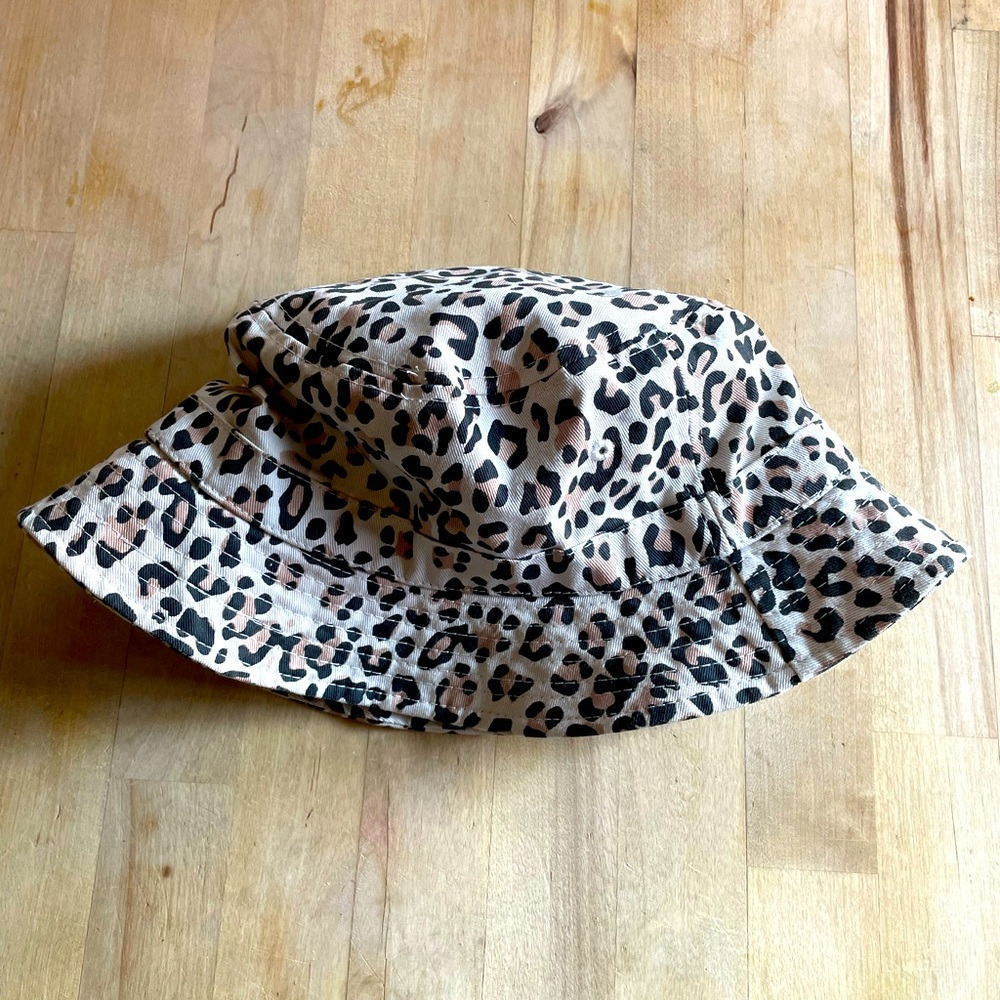 URBAN OUTFITTERS BUCKET HAT